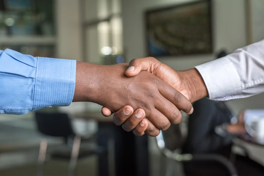 Sessão de formação corporativa — executivos em reunião